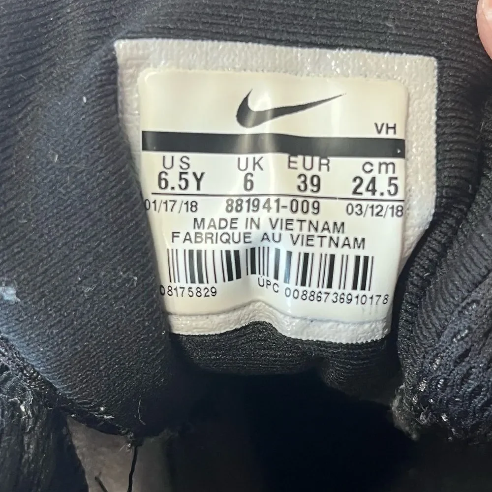 Nike | Team Hustle D8 Basketball Shoes Sneakers White 881941-009 Boys Youth 6.5‎